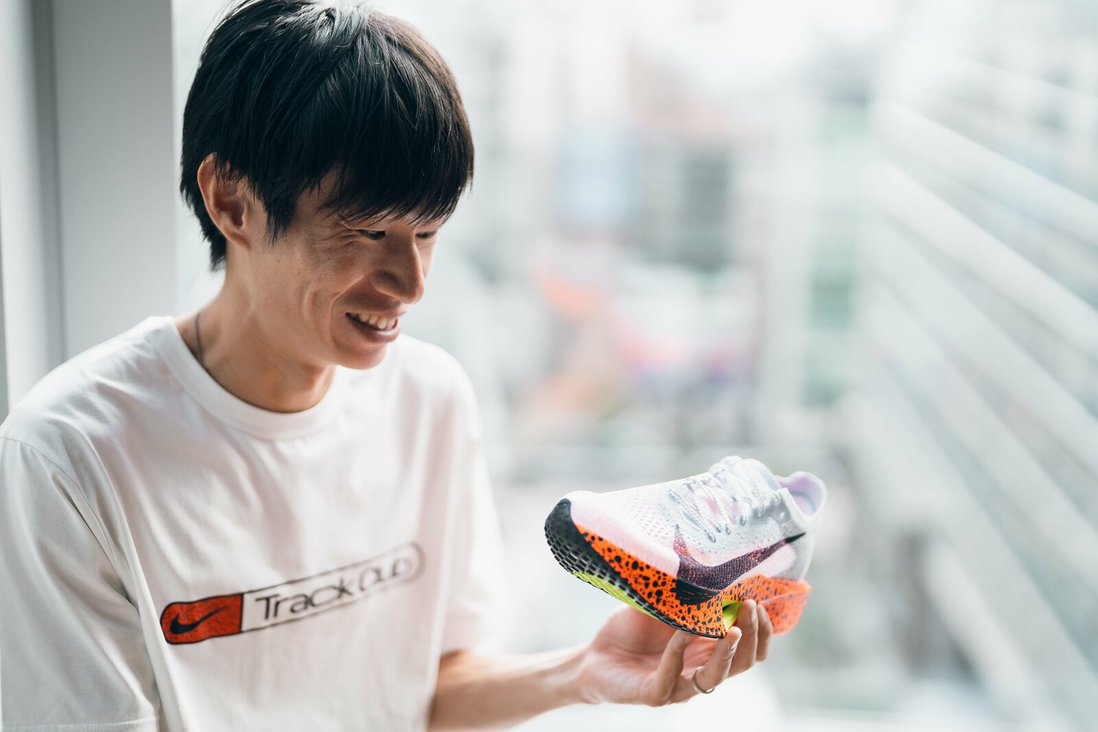 レースで愛用するNIKE「ヴェイパーフライ3」を持つ中村