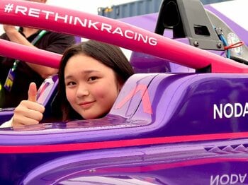 《日本女性初のF1ドライバー候補》「これからはJujuが一所懸命レースをやる」野田樹潤16歳が元F1ドライバーの父と交わした12年前の約束＜Number Web＞ photograph by Masahiro Owari