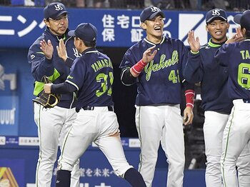 ヤクルト小川淳司監督とは何者か。コーチ陣と選手に伝播する「執念」。＜Number Web＞ photograph by Kyodo News