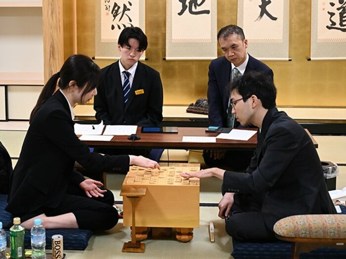 「泣いちゃうよ…」負けた西山朋佳が美しい気配り、“勝っても何もない”26歳試験官は新手を「ホッとしましたが明後日も…」観戦棋士が感涙のワケ＜Number Web＞ photograph by Keiji Ishikawa