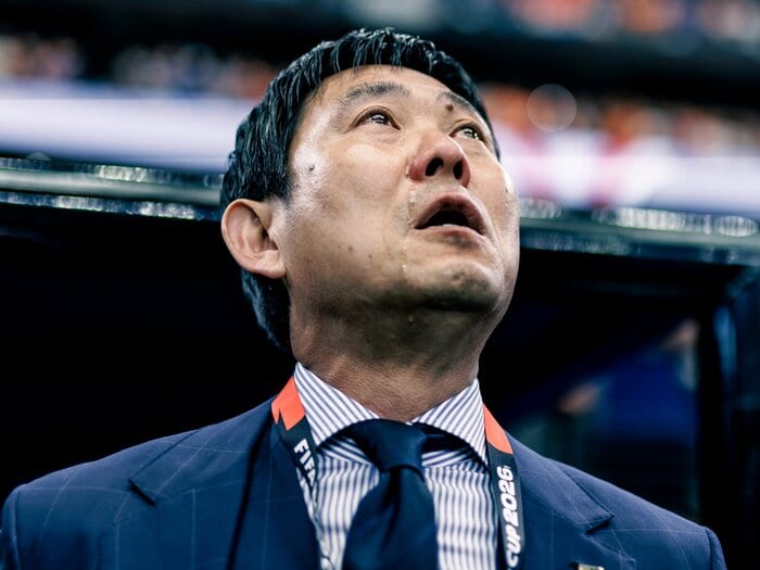 W杯オランダ戦撮影カメラマンが撮った日本代表の決定的瞬間「森保監督がハンカチで…涙の裏話」「ベンチ全員が前のめり」久保建英ケガの治療も間近で＜Number Web＞ photograph by Kiichi Matsumoto/JMPA