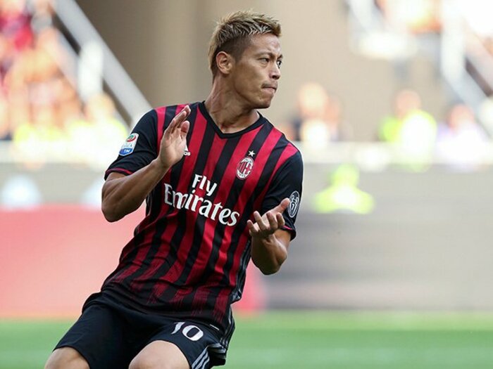 なぜ寝具メーカーがサッカーを支援?理由は本田圭佑が持つ「緊張感」。<Number Web> photograph by AFLO