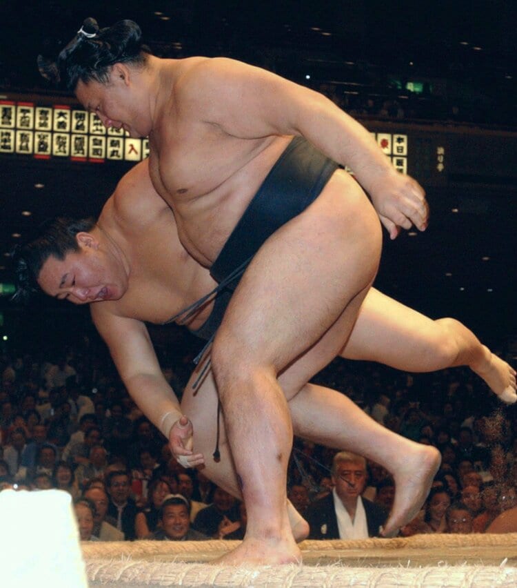 貴乃花の口から出血、5針縫うツッパリ連打…高校時代は「負けると