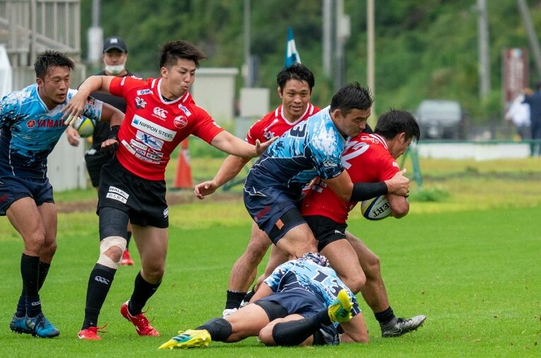 ヤマハとのフレンドリーマッチに出場した釜石SWの片岡（左）。再び燃え上がったラグビーへの思いをピッチでぶつける ／ photograph by Yoshiyasu Saijo/Grafica Inc.