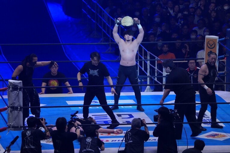 ウルフアロンを倒しNEVER無差別級のベルトを奪取した成田蓮。2月11日、大阪府立体育会館　©Essei Hara