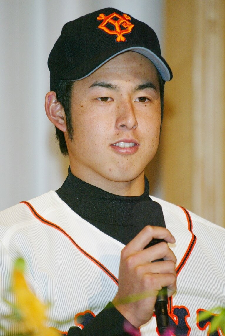 ソックリ？　巨人の入団会見にのぞむ星孝典　©JIJI PRESS