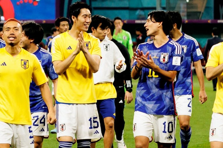 スペイン戦の勝利後、笑顔で会話を交わす鎌田大地と南野拓実　©Kiichi Matsumoto/JMPA