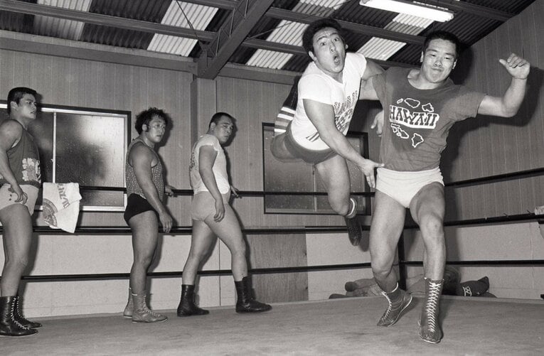 受身の練習で佐山聡を投げる藤原喜明（1976年撮影）　©東京スポーツ／アフロ