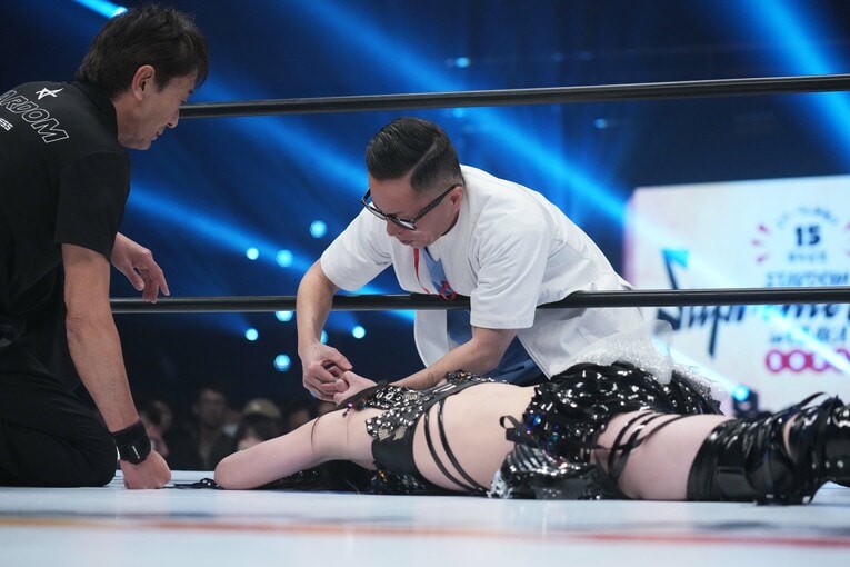 上谷沙弥の脱臼した指にメディカルケアを施すドクター　©Essei Hara