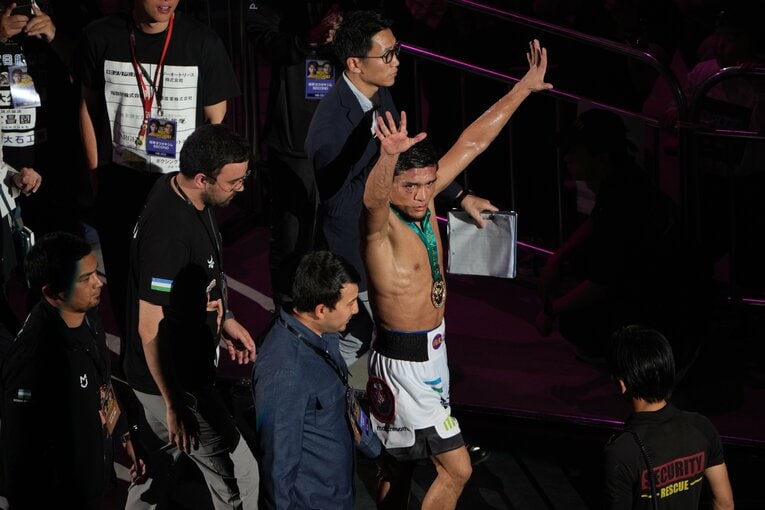 観客の声援に応えるアフマダリエフ　©︎Naoki Kitagawa