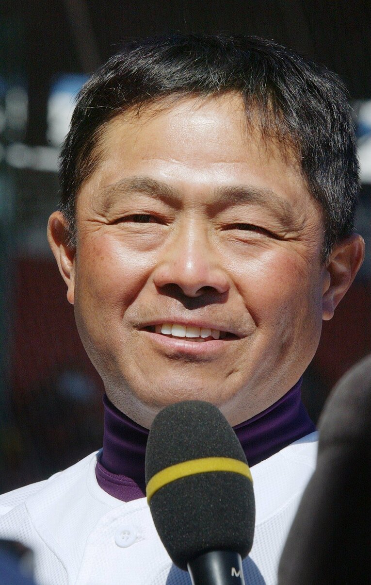 05年センバツ優勝時、笑顔でインタビューに答える倉野監督　©JIJI PRESS