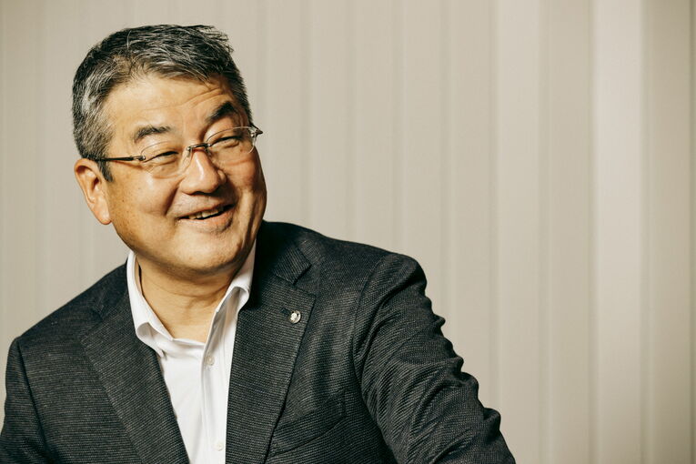 かつて、テレ朝プロ野球中継の名物解説“野村スコープ”を担当していた三雲薫さん。現在テレビ朝日役員待遇でスポーツ局担当補佐、文化工房の代表取締役社長も務める　©Kiichi Matsumoto