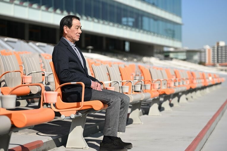 多くの勝ち鞍を積み上げた大井競馬場のコースをスタンドから見つめる　©Keiji Ishikawa