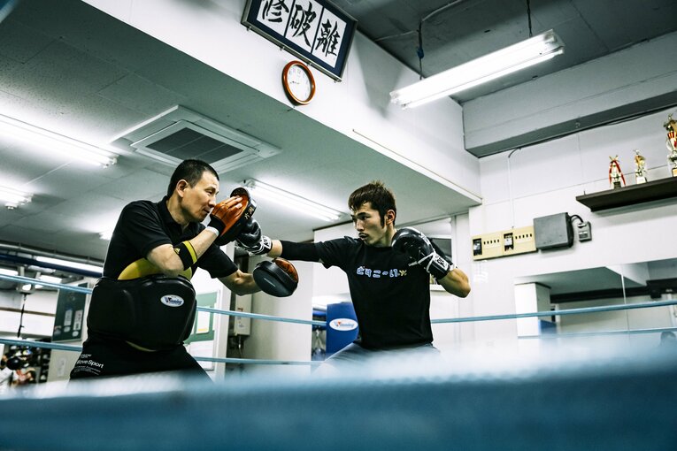 片渕会長とミット打ちをする阿部麗也　©︎Kiichi Matsumoto