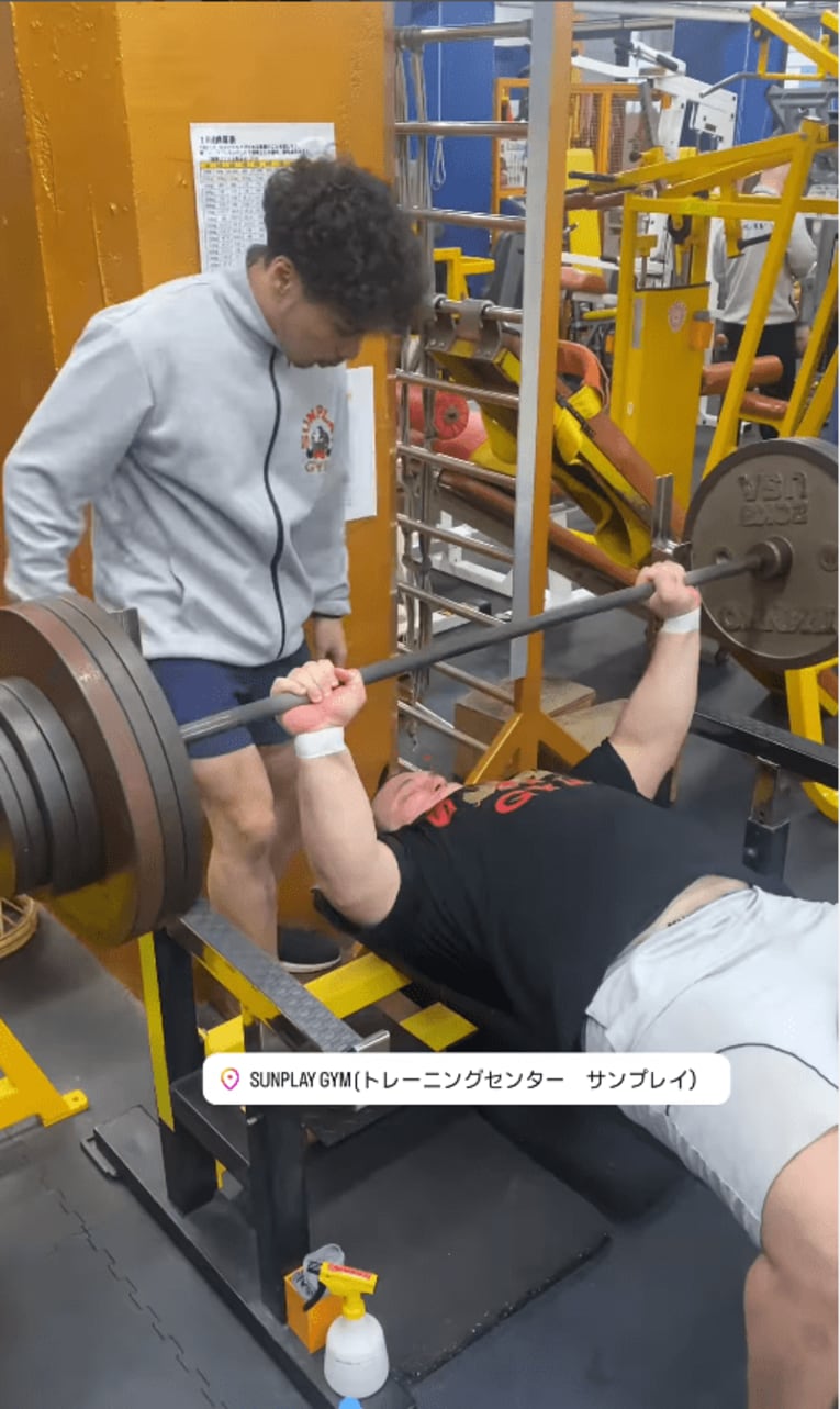 渡辺さん（左）の指導でベンチプレス200kgをこなす安青錦　©サンプレイInstagramより