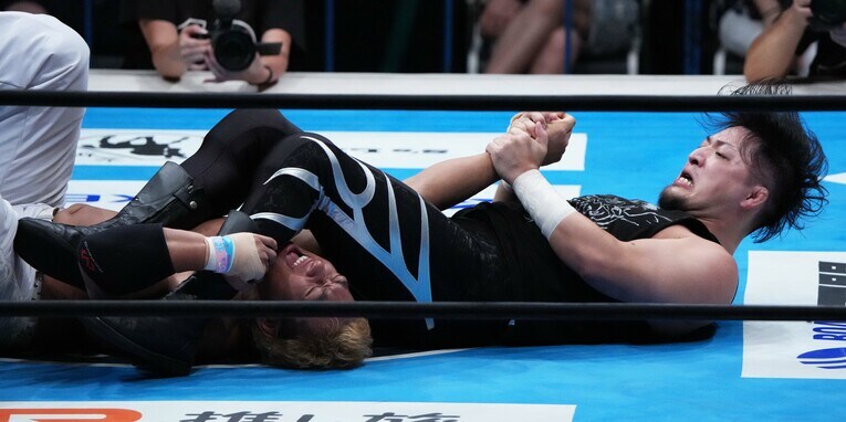 アームバーで海野翔太を攻める成田蓮　©Essei Hara