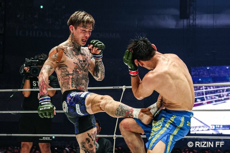ダウトベックのボディに三日月蹴りを突き刺す平本蓮　©RIZIN FF