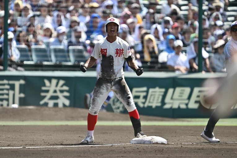 三塁打に雄叫びを上げる山下　©Hideki Sugiyama