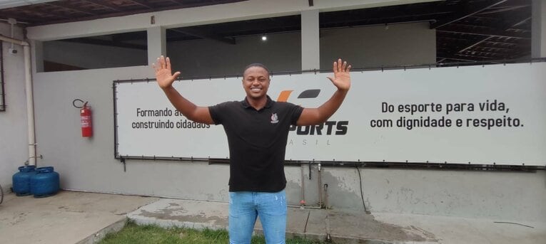 背後のパネルには、「アスリートにして良き市民を育てる」、「スポーツにおいても人生においても、尊厳と敬意を欠かさない」というクラブのモットーが記されている©Hiroaki Sawada