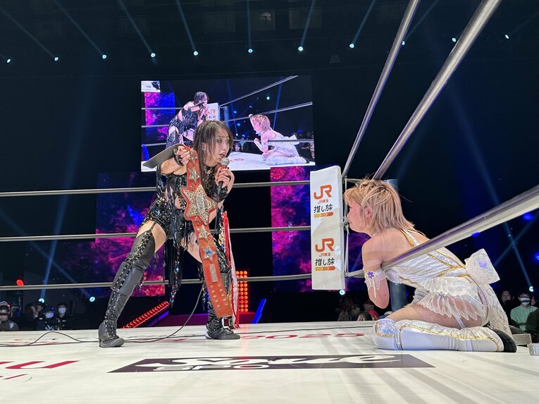 勝った上谷は、ベルトを自分の腰に巻けと屈辱の要求