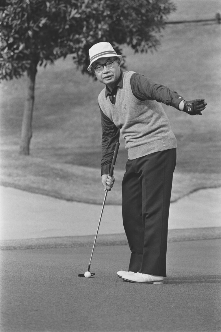 真剣な表情でパターを握る大山康晴。1985年『オール讀物』フェアウェイ交友録より　©BUNGEISHUNJU