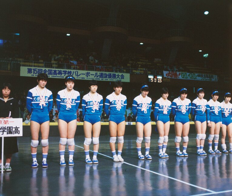 共栄学園では春高バレー準優勝に輝いた。選手左端が益子さん　©AFLO