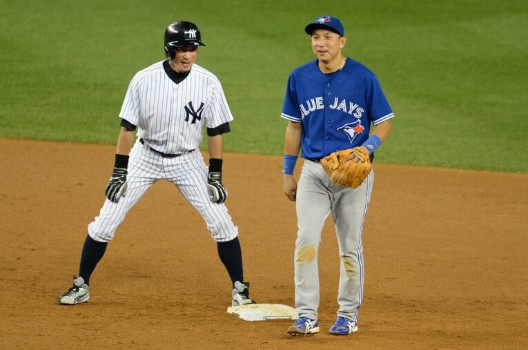 ブルージェイズ時代の川崎（右）。ヤンキースのイチローと談笑　©Naoya Sanuki