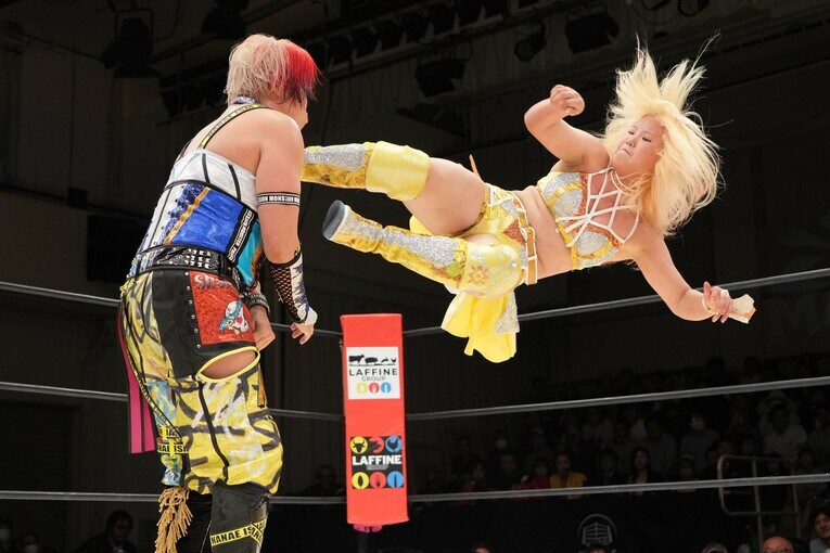 ビクトリア弓月のドロップキックを平然と受け止める高橋奈七永　©Essei Hara