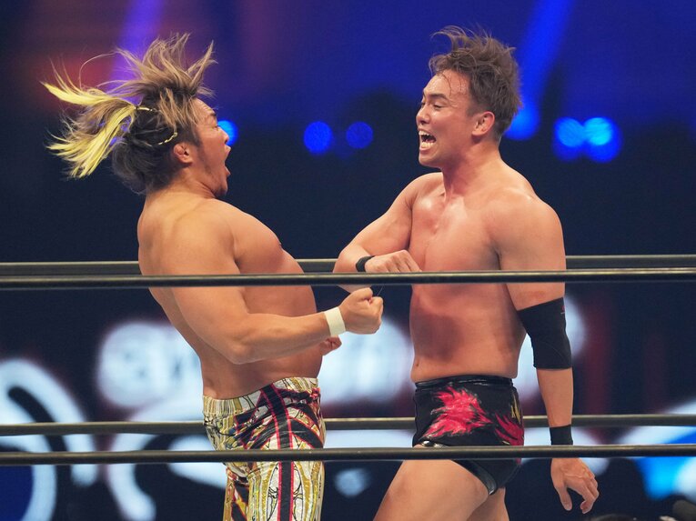 オカダ・カズチカと真っ向勝負の棚橋弘至　©Essei Hara