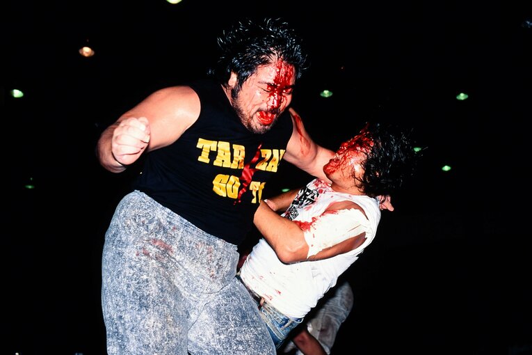 ストリートファイトで大仁田にラリアットを放つ