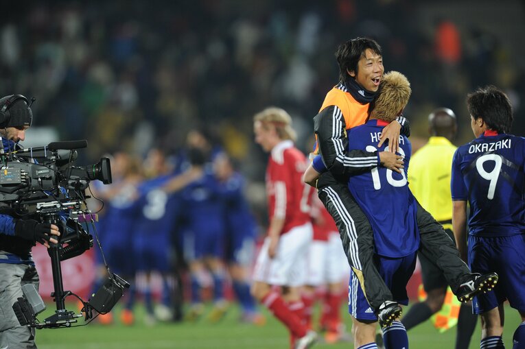 2010年南アフリカW杯。デンマーク戦で大活躍した本田圭佑に抱きつく中村憲剛　©JMPA