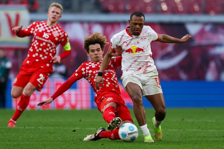 3月1日のライプツィヒ戦。ベルギー代表FWオペンダからボールを奪う佐野。マインツは昨季13位から躍進中　©Getty Images