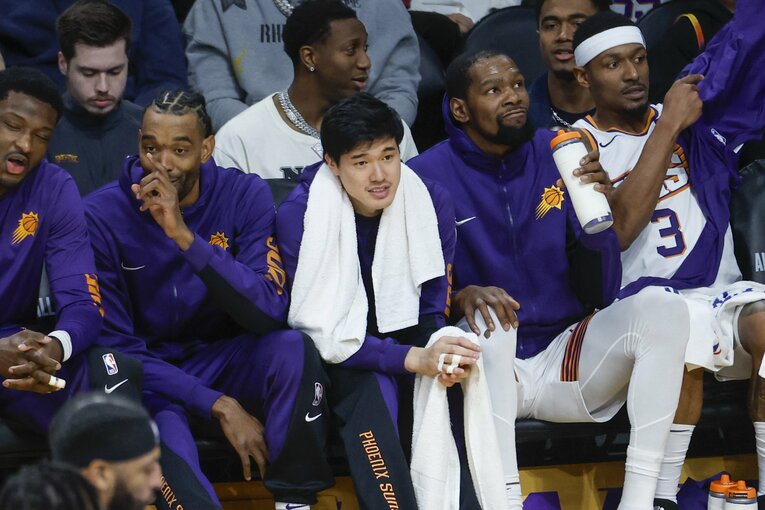 ベンチから戦況を見つめる渡邊雄太　©︎ZUMA Press/AFLO