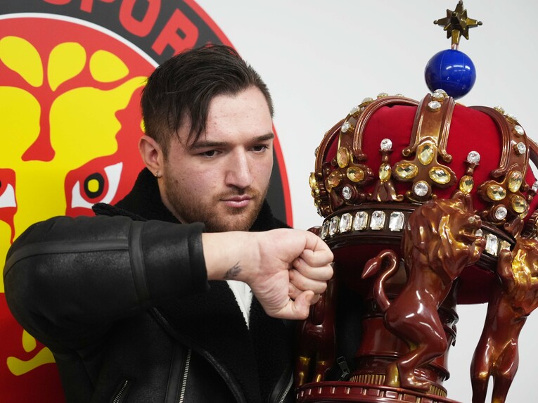 優勝トロフィーとともにポーズをとるカラム・ニューマン　©Essei Hara