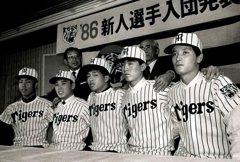 1986年度新人選手入団発表会見に出席した当時18歳の遠山（中央）©︎Sankei Shimbun