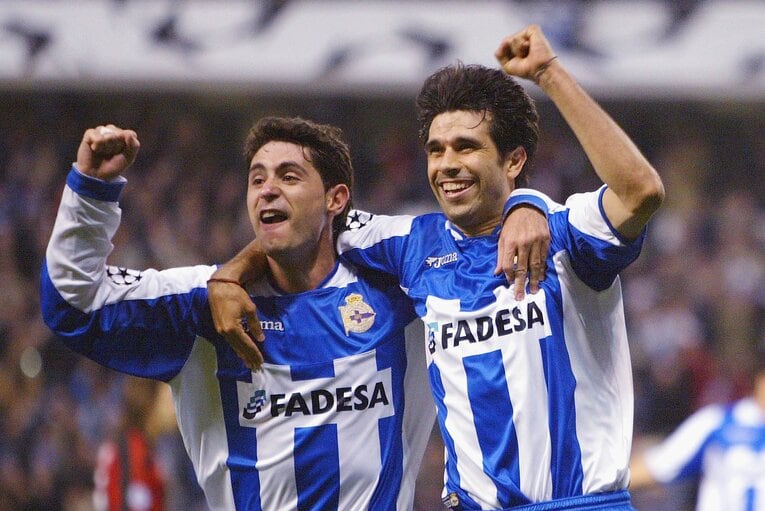 ゴールを決めたビクトル・サンチェス（左）を祝福するバレロン　(C)Getty Images