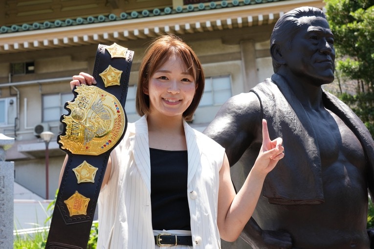 Sareeeは總持寺の猪木家の墓を訪れて、アントニオ猪木にIWGP女子王座に就いたことを報告した　©Essei Hara