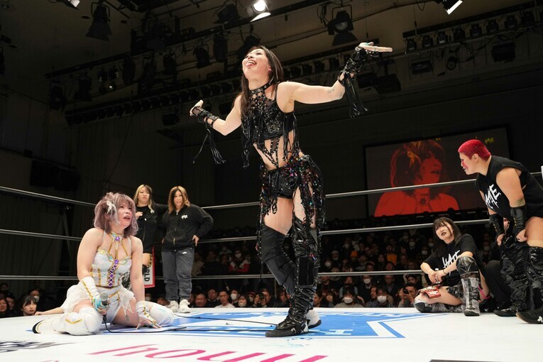 中野たむの前で余裕の表情を見せる上谷沙弥　©Essei Hara