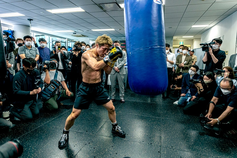 サンドバッグを叩く井上尚弥　©Takuya Sugiyama