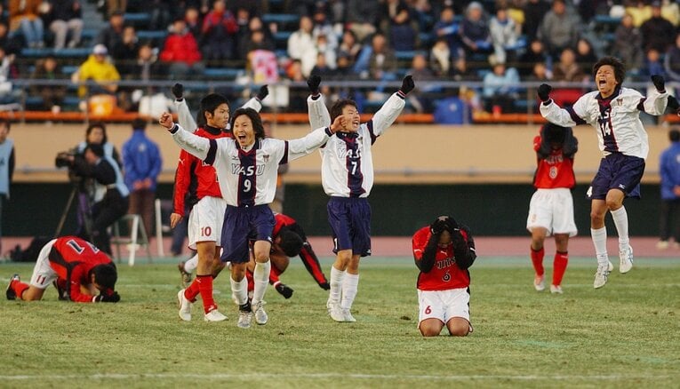 野洲高校、全国制覇の瞬間／左から青木孝太、楠神順平、乾貴士（2006年1月9日国立競技場）©︎JIJI PRESS