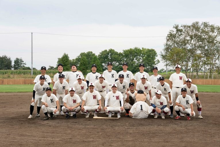 両校OB選手たちで記念撮影。「はらっぱスタジアム」は北海道長沼町にあり、プロジェクトの詳細はYouTubeで発信している ©Masaki Fujioka