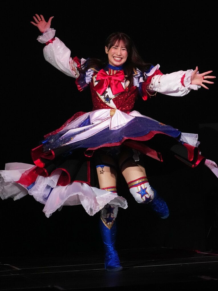 はつらつと入場する荒井優希　©Essei Hara