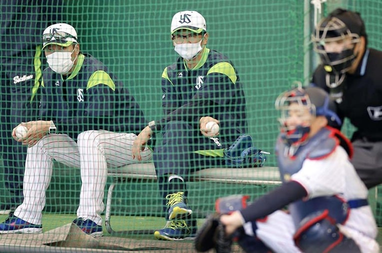 練習を見守るヤクルトの高津監督（左）と古田臨時コーチ。大物臨時コーチが野球界をざわつかせている ／ photograph by Kyodo News