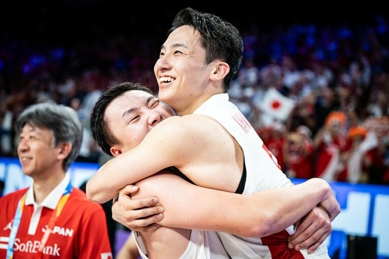 昨年のW杯でフィンランドから金星をあげ、抱き合う富永（左）と河村　©︎FIBA