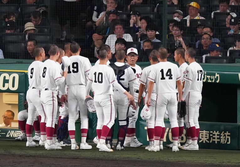 8月7日、甲子園で指揮をとる広陵の中井哲之前監督。初戦に勝利した3日後、広陵は出場辞退を発表した　©Sankei Shimbun
