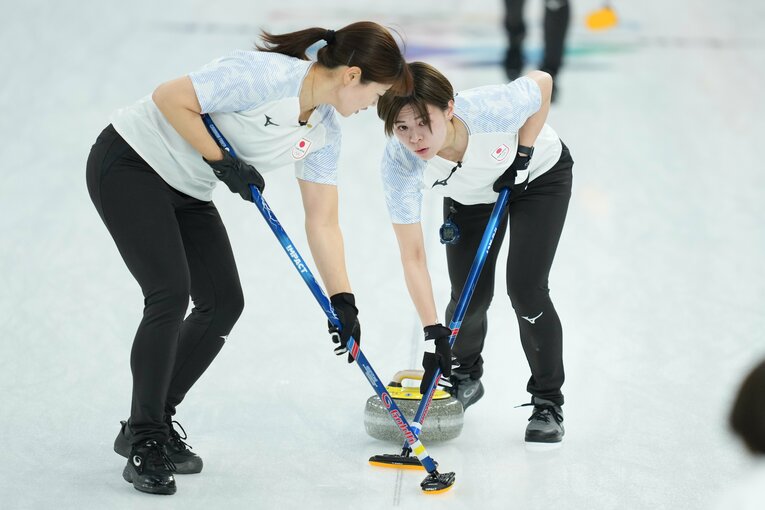 小野寺佳歩と小谷優奈の力強いスイープ　©Tsutomu Kishimoto/JMPA