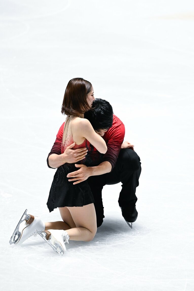 演技を終えた木原は、しゃがみこんで三浦を抱きしめた