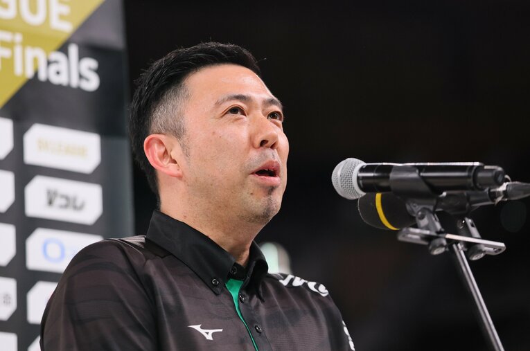 大阪マーヴェラスをSVリーグ初代女王の座に導いた酒井大祐監督（43歳） ／ photograph by SV.LEAGUE