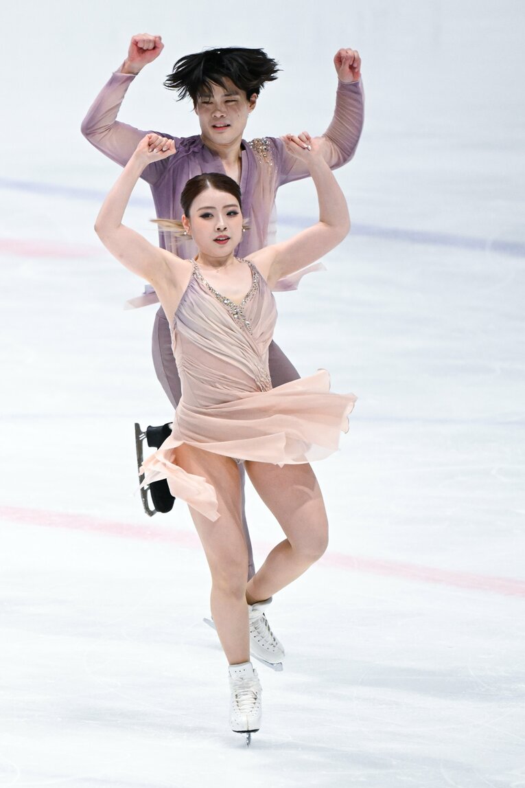 初の国際大会出場となった「木下グループ杯」で演技を行う紀平梨花・西山真瑚　©Asami Enomoto【スワイプするとそのほかの写真もご覧になれます】