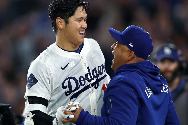 4月2日のブレーブス戦、サヨナラホームランを放った大谷翔平を祝福するロバーツ監督（52歳） ／ photograph by Getty Images